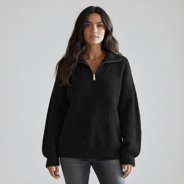 Schwarzer Strickpullover mit Reißverschlusskragen, weichem Material und entspannter Silhouette im Studio präsentiert.