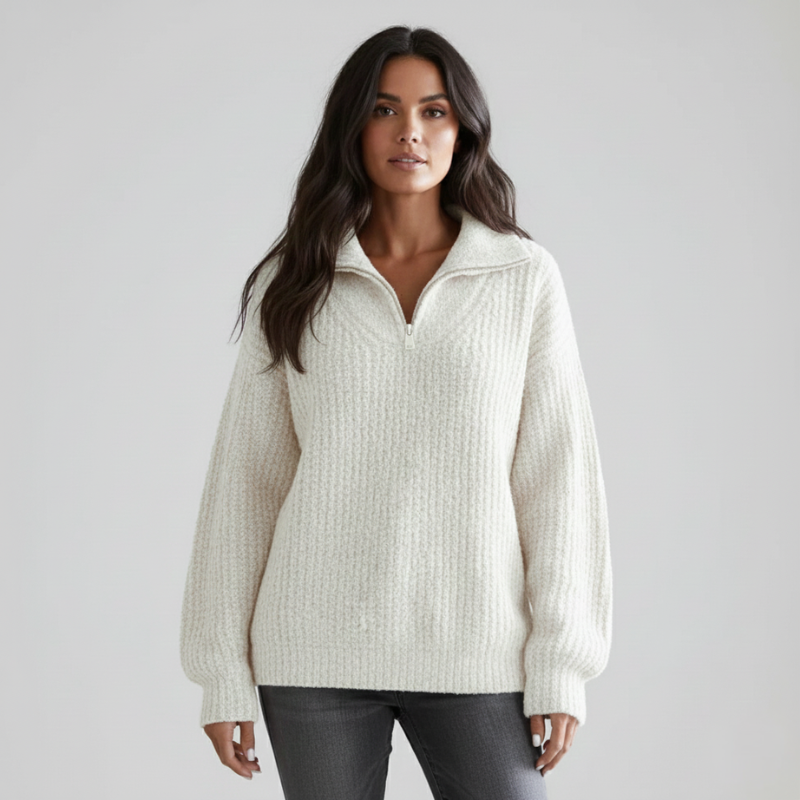 Weißer Strickpullover mit strukturierter Oberfläche, halbhohem Reißverschluss und legerer Passform im Studio.