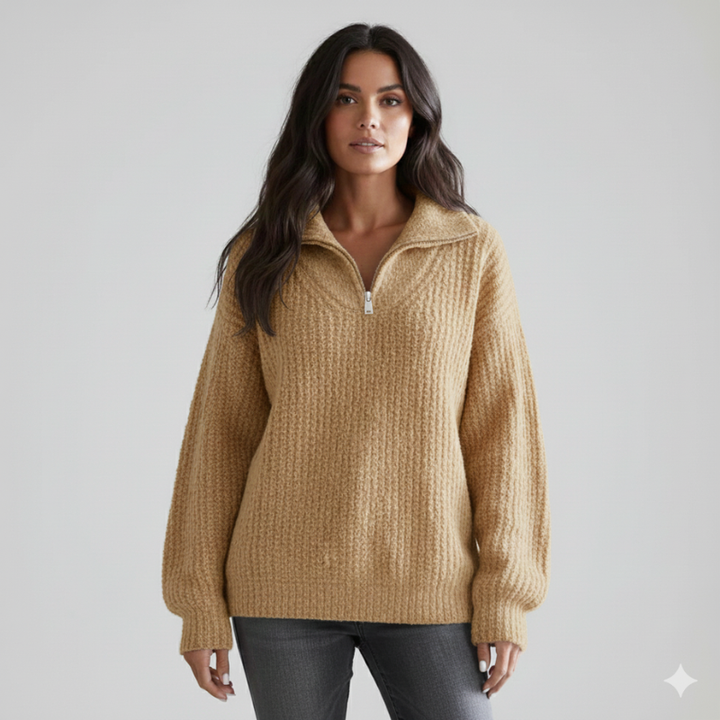 Beigefarbener Strickpullover mit lockerem Schnitt, grober Struktur und Reißverschlusskragen im Studio.