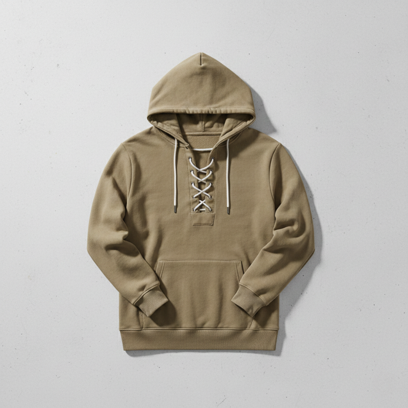 Khakifarbener Hoodie mit Schnürungsdetails flach ausgelegt auf hellem Hintergrund, minimalistisch präsentiert.
