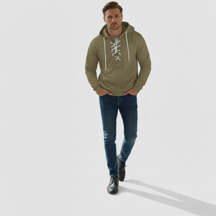 Khakifarbener Hoodie mit Frontschnürung, weicher Oberfläche und legerem Schnitt im Studio präsentiert.