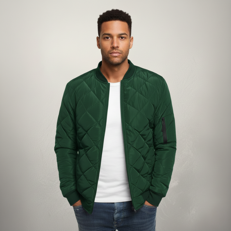 Grüne Steppjacke mit glatter Oberfläche, Reißverschluss und minimalistischer Passform im Studio präsentiert.