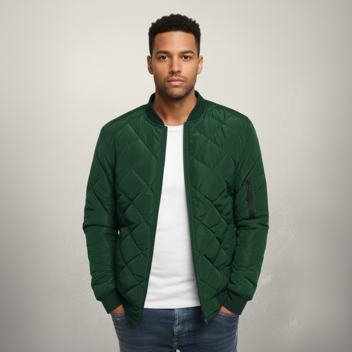 Grüne Steppjacke mit glatter Oberfläche, Reißverschluss und minimalistischer Passform im Studio präsentiert.