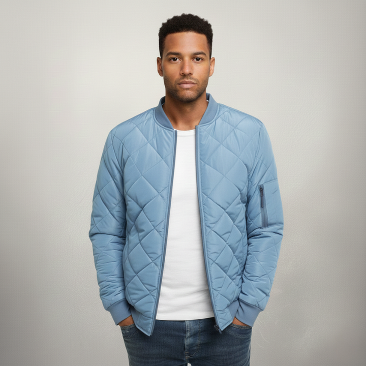 Hellblaue Steppjacke mit sportlicher Linienführung, Reißverschluss und leichter Steppung in heller Studioaufnahme.