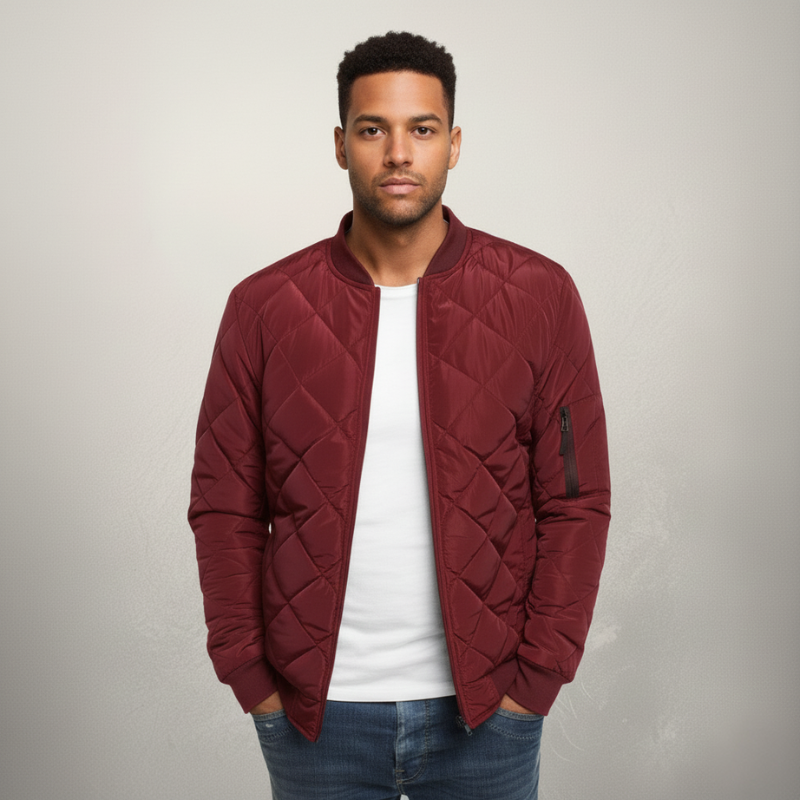 Rote Steppjacke mit feiner Struktur, Reißverschluss und klassischer, gerader Passform in neutraler Studioszene.