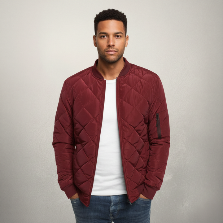 Rote Steppjacke mit feiner Struktur, Reißverschluss und klassischer, gerader Passform in neutraler Studioszene.