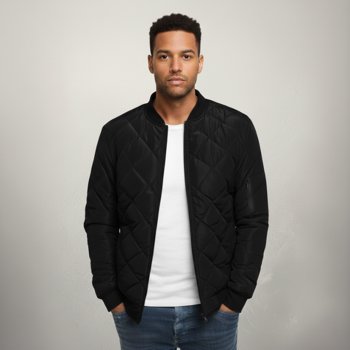 Schwarze Steppjacke mit Reißverschluss, strukturierter Oberfläche und moderner Silhouette, getragen im Studio.