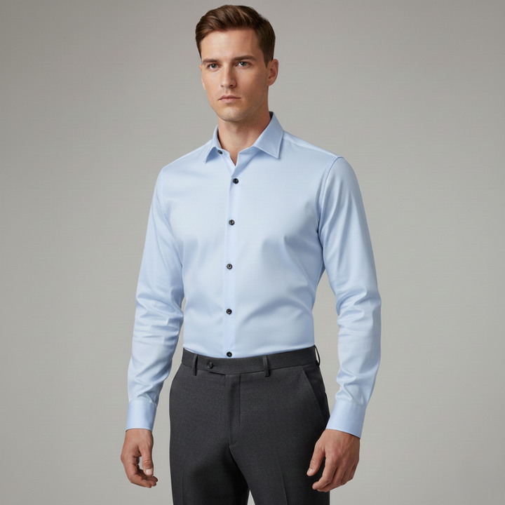 Modell trägt ein hellblaues Businesshemd mit schmalem Schnitt und sauberem Kragen in heller Studioaufnahme.