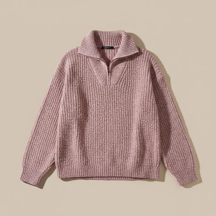 Rosa Strickpullover mit Reißverschlusskragen flach ausgelegt auf hellem Hintergrund, präsentiert im minimalistischen Stil.